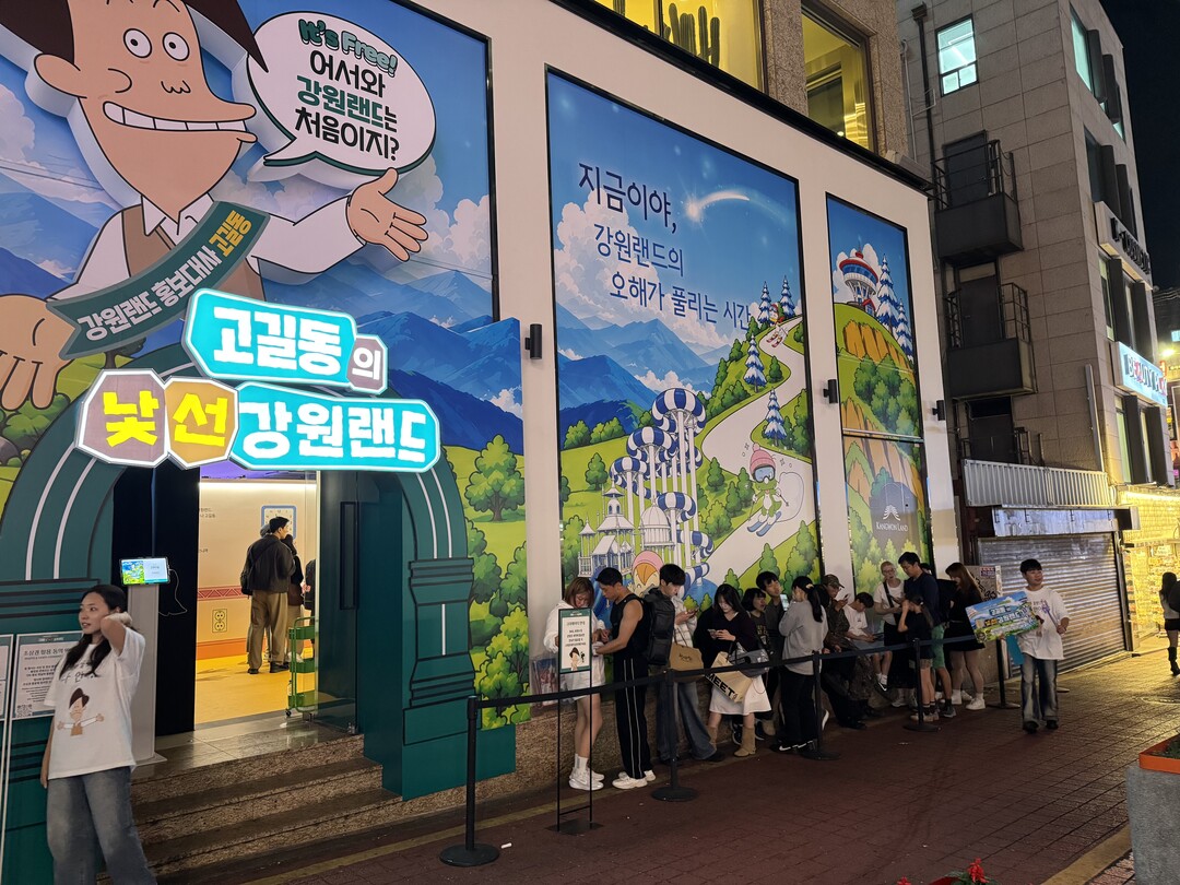 강원랜드 홍대 팝업스토어에서 체험을 기다리고 있는 방문객들.