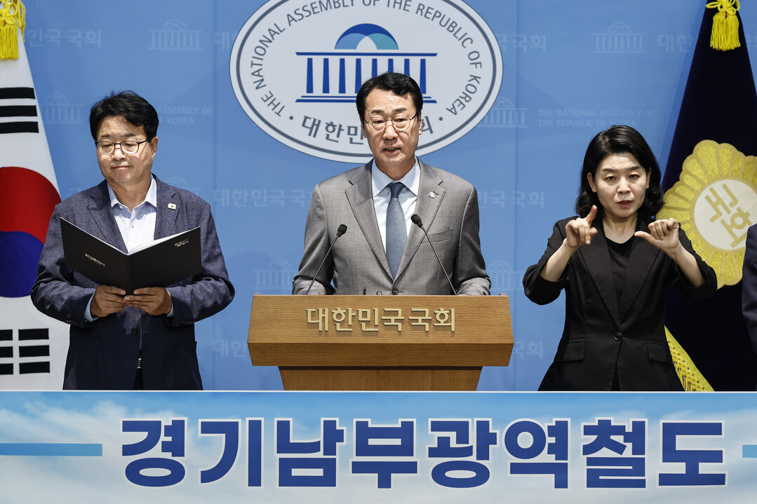 13일 국회 소통관에서 열린 경기남부광역철도 제5차 국가 철도망 구축계획 반영 촉구 공동 기자회견에서 정명근 화성특례시장이 발언하고 있다.