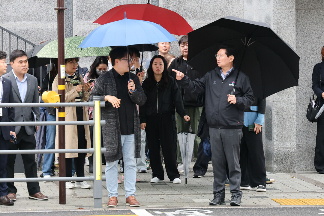 이상일 용인특례시장이 13일 경남아너스빌 디센트를 방문해 상습 불법주정차 민원구역을 둘러보고 있다.