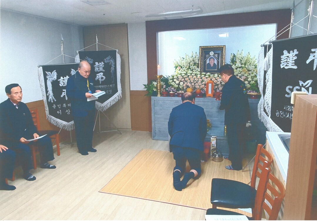 용인특례시 중앙동은 지역봉사단체 중앙동사랑회와 시니어 해오름봉사단과 협력해 무연고 사망자의 장례를 지원했다.