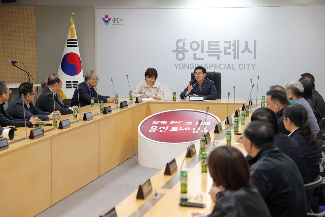 14일 시청 영상회의실에서 이상일 시장과 양저우시탁구협회 관계자의 방문을 환영하고 있다. 