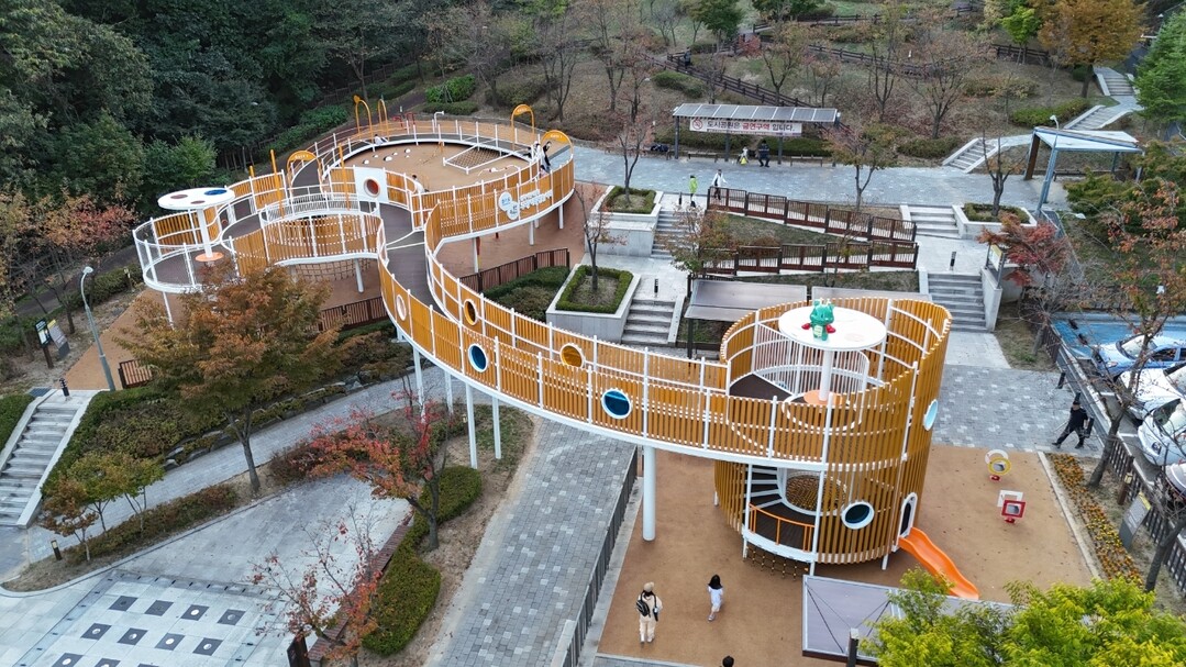 용인특례시는 수지구 상현동 심곡어린이공원을 무장애통합놀이터로 새롭게 단장했다. 용인시 제공