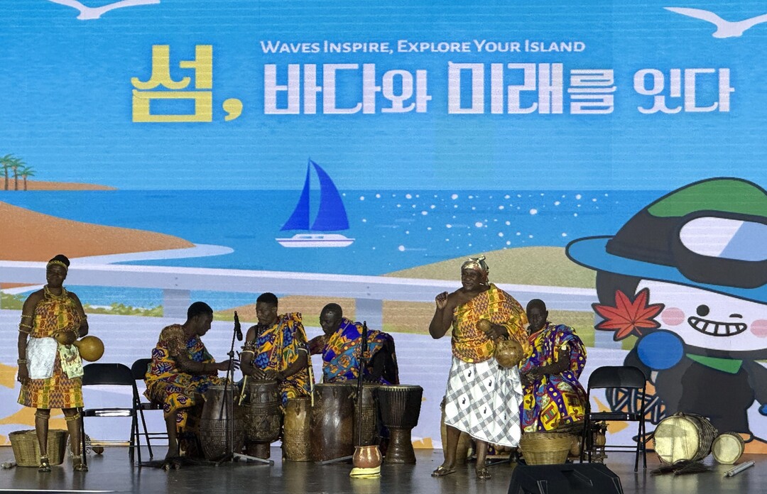  2026여수세계섬박람회 주행사장은 섬을 주제로 한 다양한 전시관과 여수 바다를 바라보며 국내외 공연을 즐길 수 있는 열린무대 등이 자리한다. 