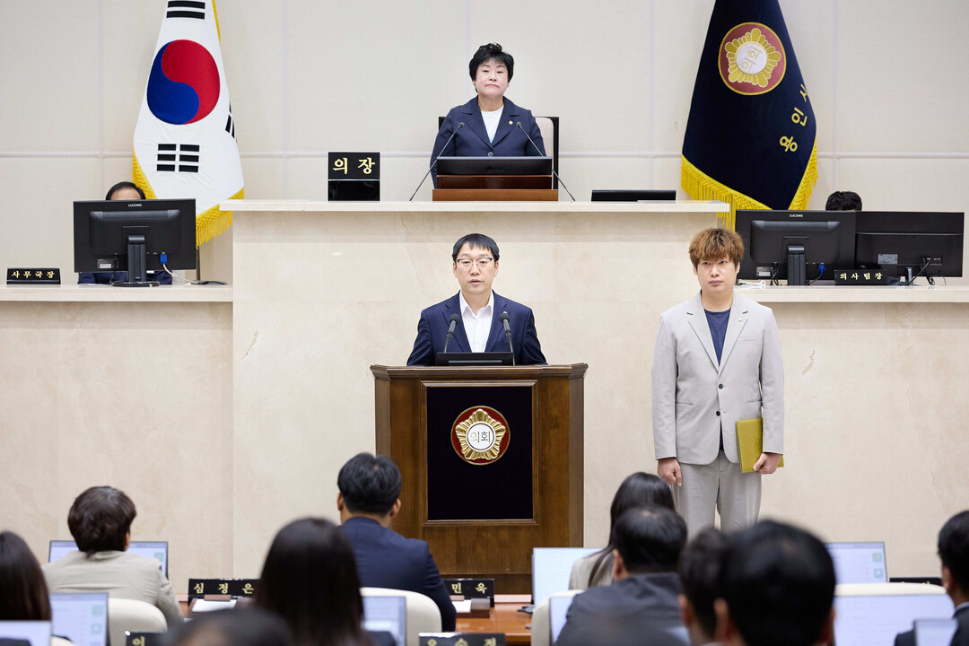 용인특례시의회, 대한민국과 경기남부지역 발전을 위한 제5차 국가철도망 구축계획 반영 촉구 결의안 채택(2)-왼쪽부터 강영웅,이상욱 의원. 용인시의회 제공