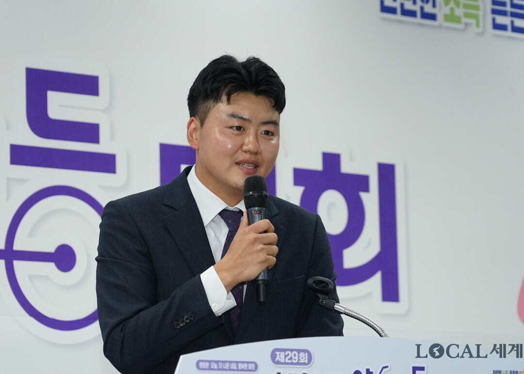 박대현 도의원이 양성평등 기념식에서 축사를 하고 있다