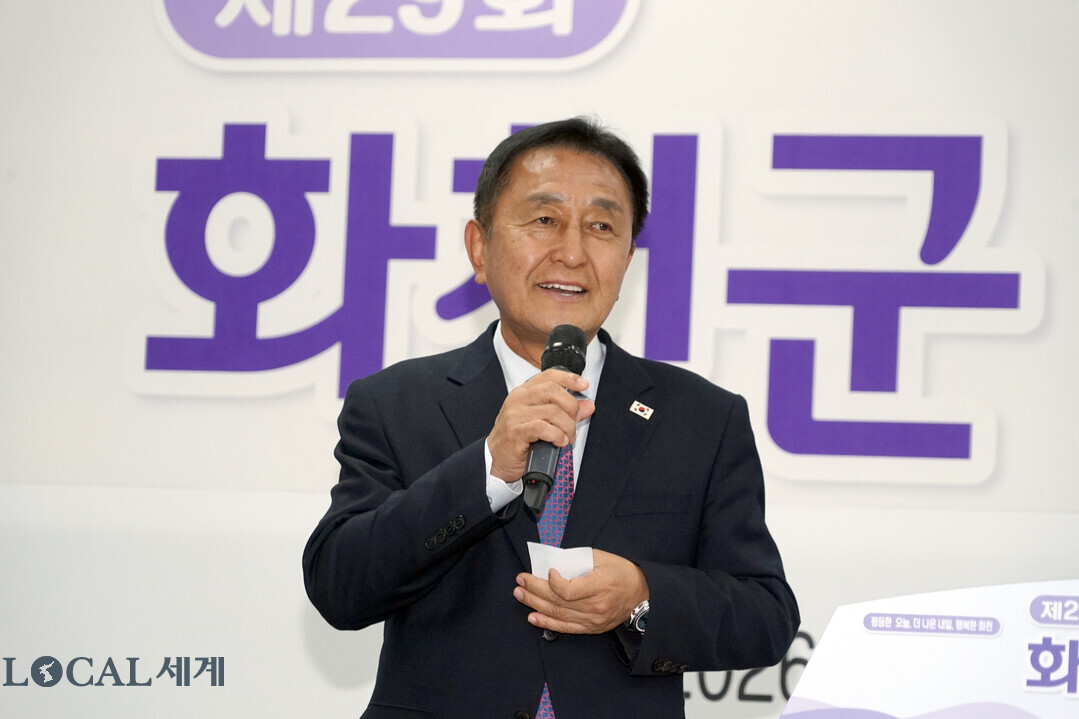 김세훈 군수가 양성평등 기념식에서 격려사를 하고 있다