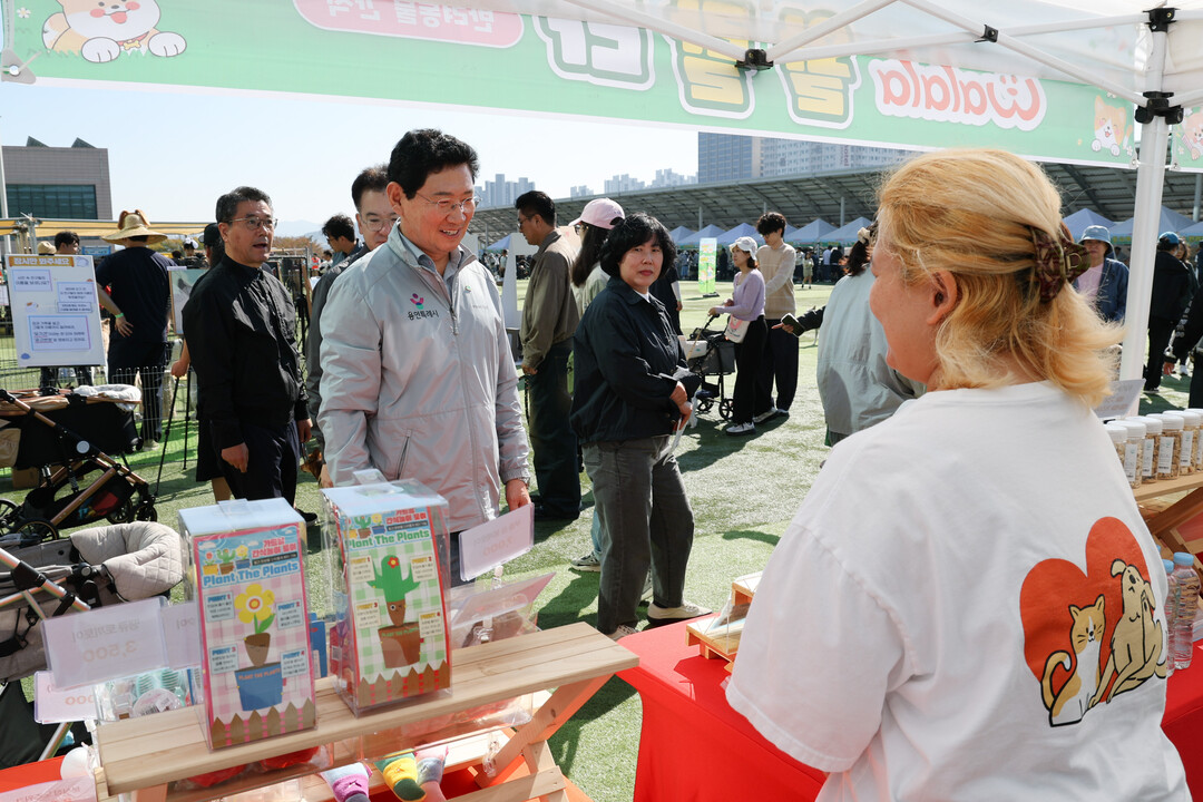 이상일 시장이 17일 반려동물 문화축제 &lsquo;2026 용인시와 행복하개&rsquo; 행사에서 부스를 살펴보고 있다.