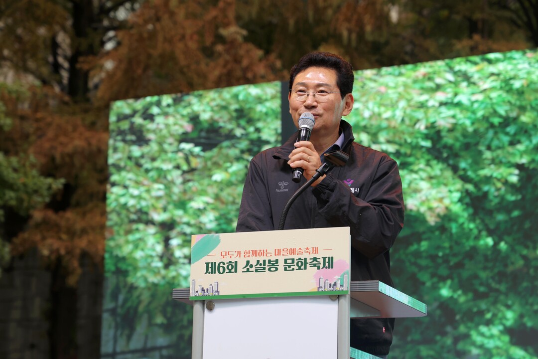 이상일 용인특례시장이 18일 수지구 상현2동 &lsquo;제6회 소실봉 문화축제&rsquo;를 찾아 지역의 문화&middot;체육시설 확충 계획을 설명하고 있다. 용인시 제공