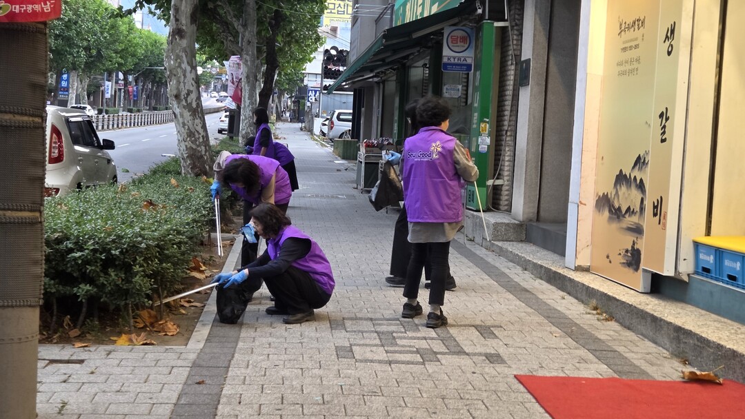 도심 거리 환경 정화 활동 펼치는 봉사단.