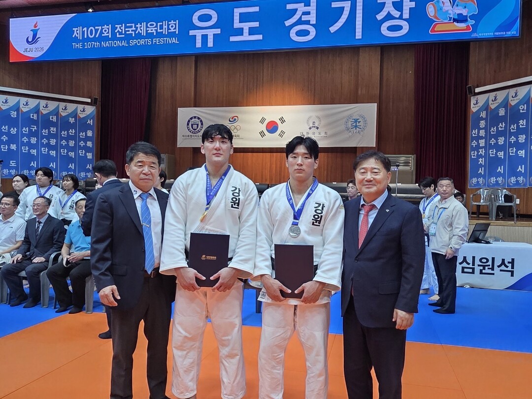 전국체전 경기 후 시상식에서 (왼쪽부터 김건우 하이원유도팀 감독, 한주엽 선수, 김휘건 선수, 박승용 강원유도회장). 강원랜드 제공