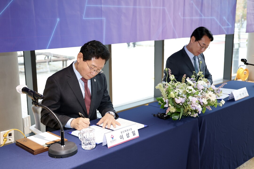 이상일 용인특례시장(왼쪽)과 정명근 화성특례시장(오른쪽)이 19일 남사도서관에서 용인-화성 상생 발전 위한 연계 교통망 구축 협약서에 서명하고 있다. 용인시 제공