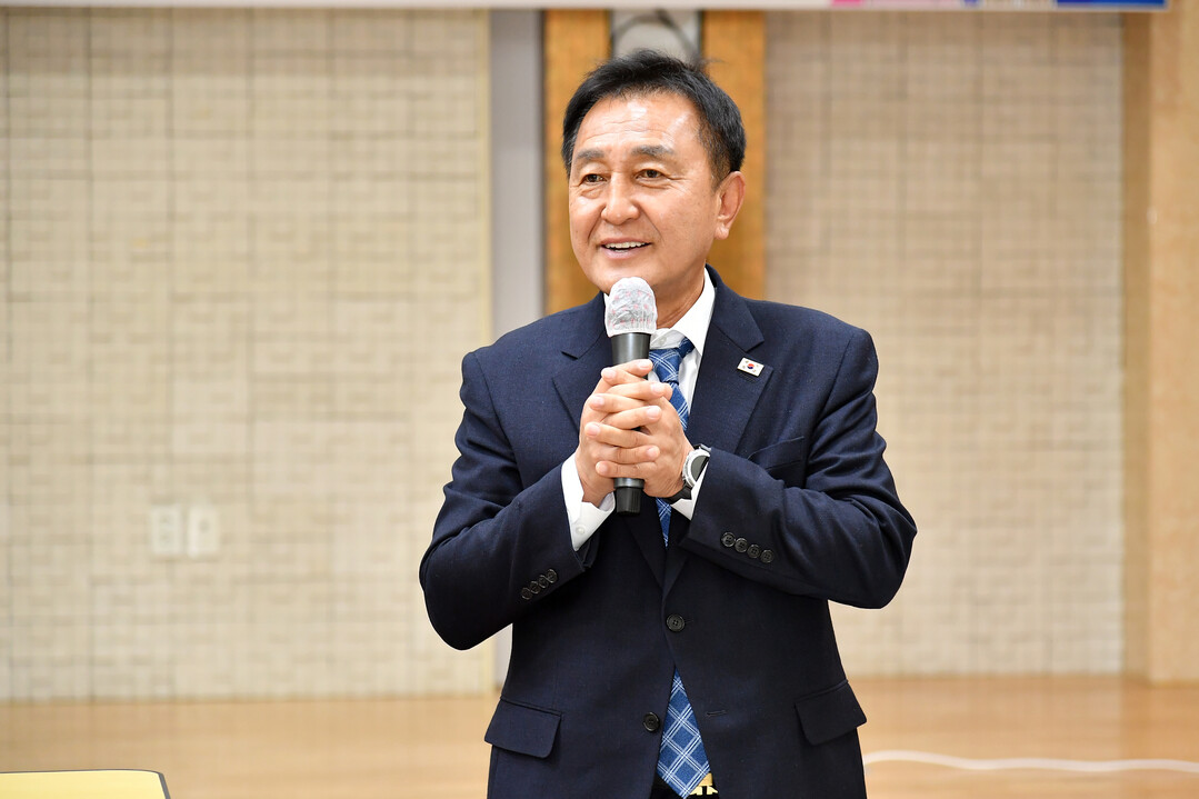 김세훈 군수가 2026년 화천군 노인사회활동 지원사업 직무 및 소양교육에서 인사말을 하고 있다(화천군청 제공)