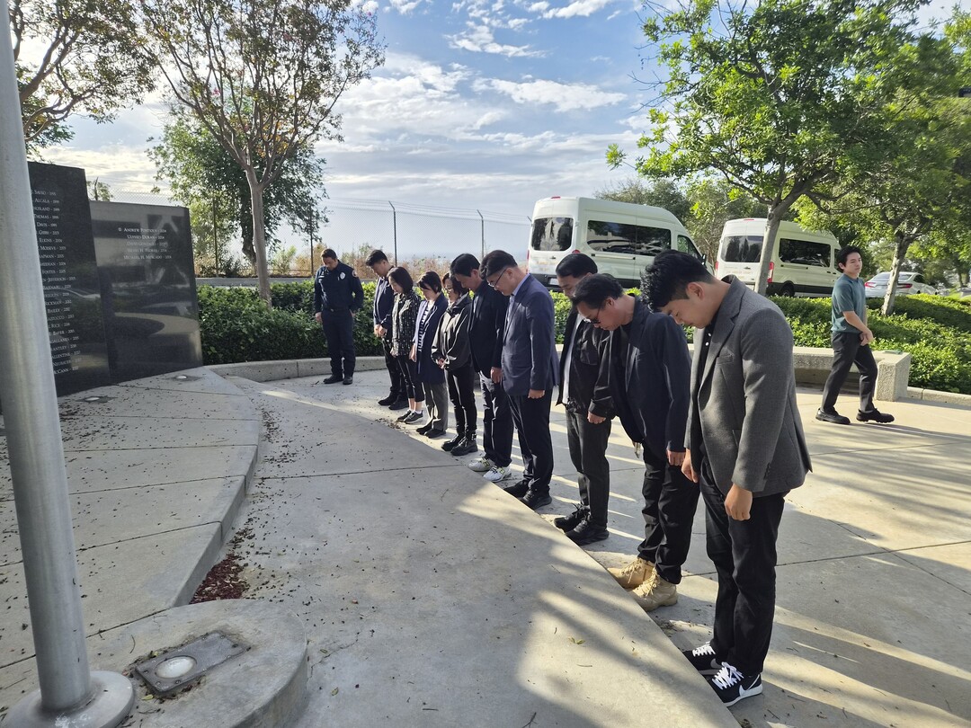 미국&nbsp;로스엔젤레스 순직 소방공무원을 기리는 추모 공원을 방문한 기획안전소방위원회 위원들(강원도의회 제공)