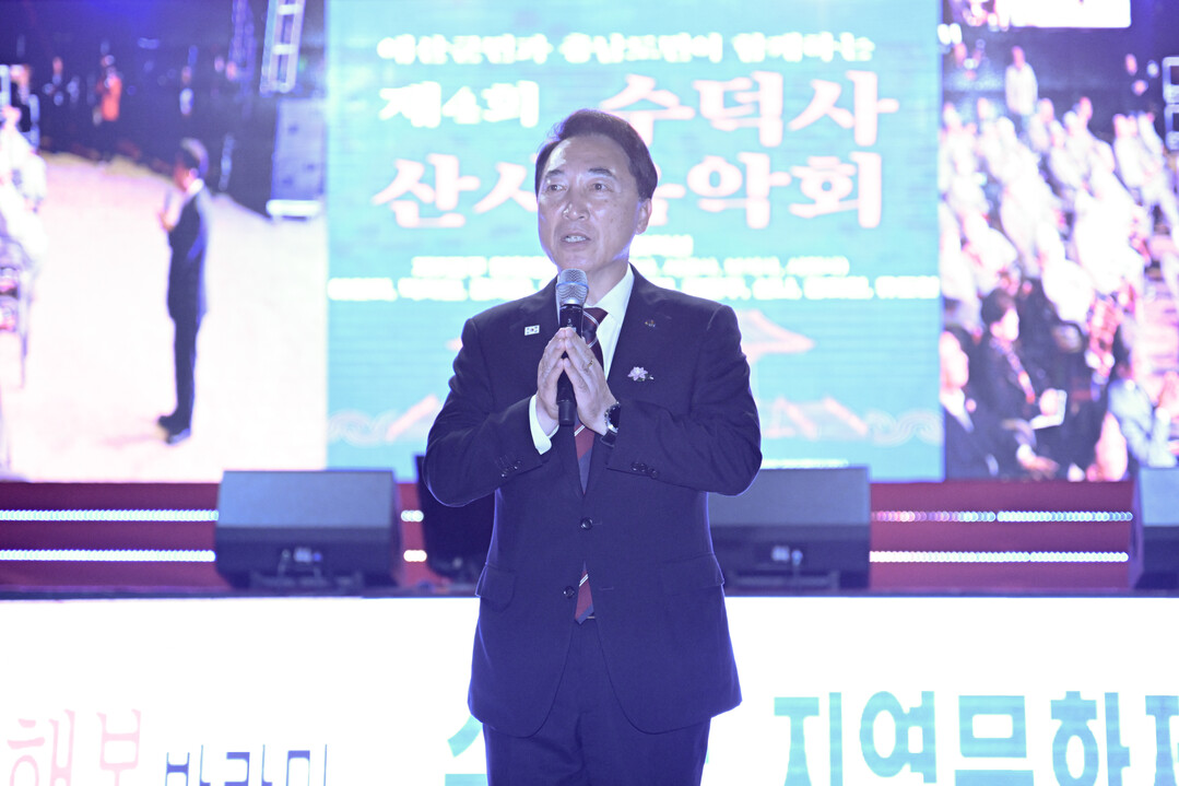 박수현 도지사가 19일 예산 수덕사 대웅전 앞 특설무대에서 열린 &lsquo;제4회 수덕사 산사음악회&rsquo;에 참석해 인사말을 하고 있다. 충남도 제공