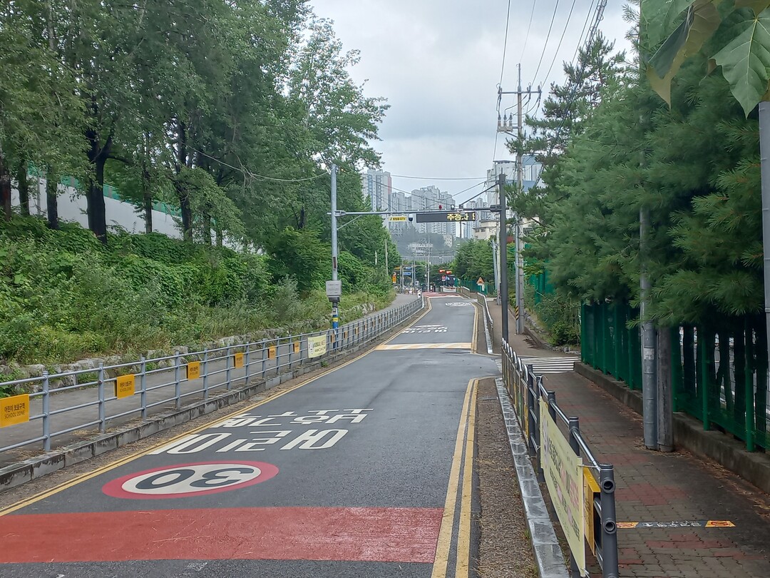 언동초&middot;중학교 통학로 전경. 용인시 제공