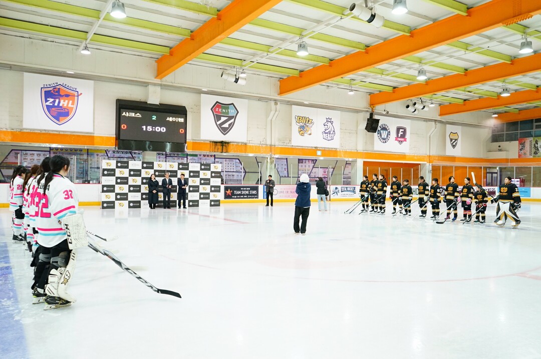 지난 19일 제니스아이스링크에서 열린 &lsquo;2026 한돈배 여자 아이스하키리그 더 드림 리그(The Dream League)&rsquo; 개막식에서 참가 선수들이 도열한 가운데 주요 내빈들이 선수들을 격려하고 있다.