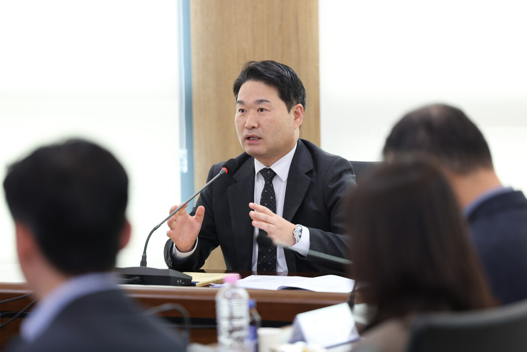 박헌 관세청 차장이 20일 인천세관에서 열린 마약특별검사 추진상황 점검회의에서 모두 발언하고 있다.