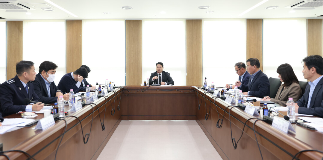 박헌 관세청 차장(가운데)이 20일 인천세관에서 열린 마약특별검사 추진상황 점검회의에서 일반 수입화물의 마약 단속 현황을 점검하고 있다.