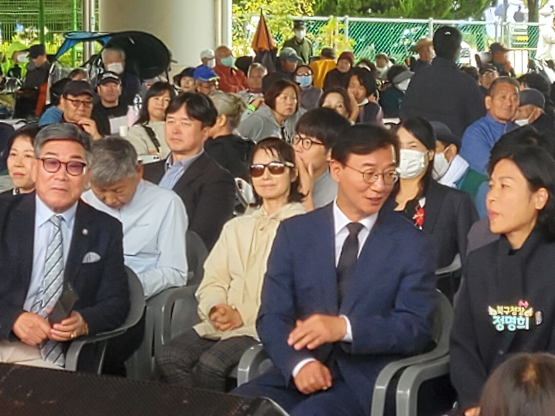 전재수(오른쪽에서 두 번째) 부산시장과 정명희(맨 오른쪽) 북구청장이 청중석 맨 앞줄에 앉아 행사 진행 도중 무대를 정비하는 시간에 잠시 대화를 나누고 있다.