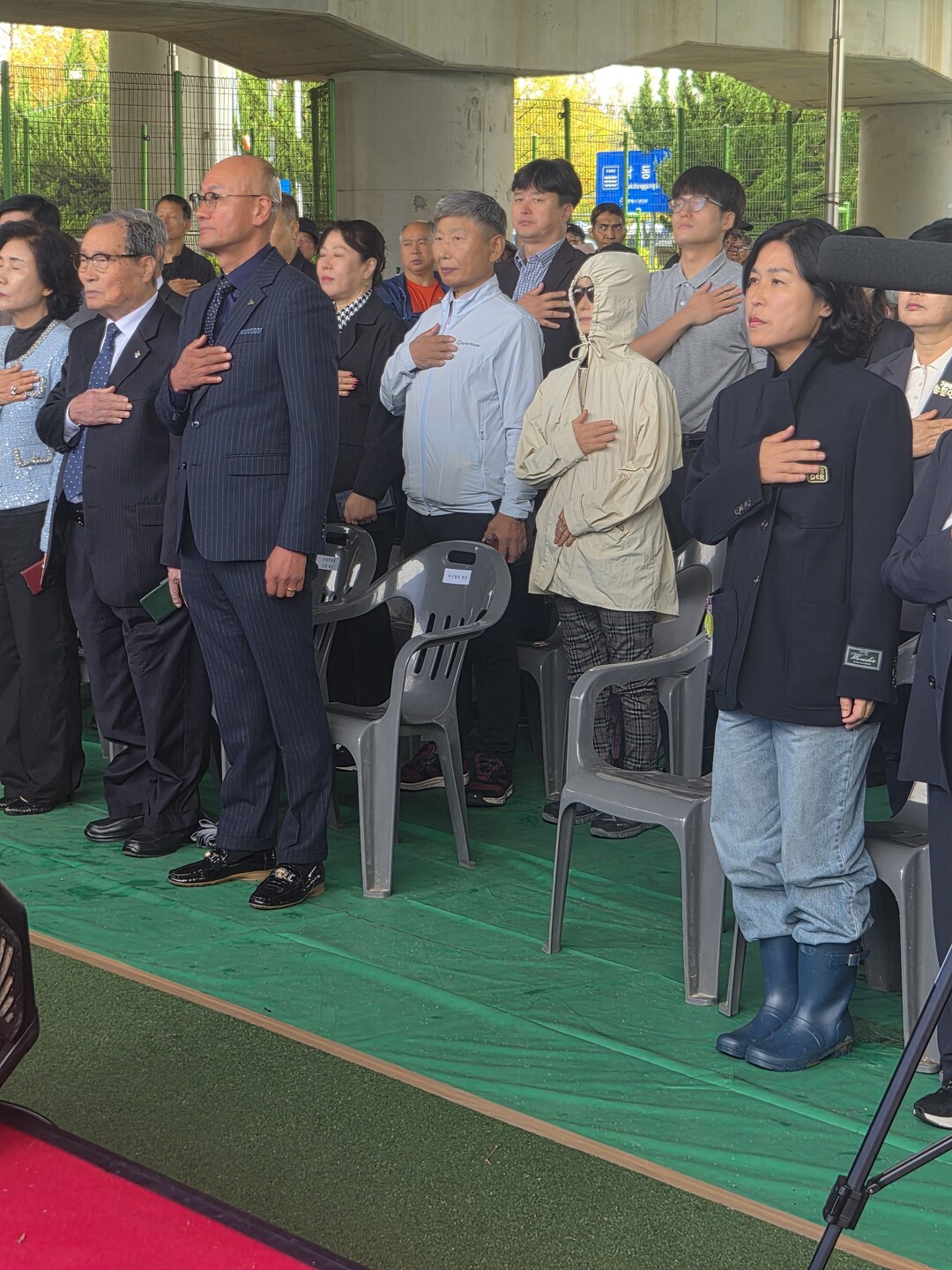 이창우(가운데) 부산북구장애인협회 회장과 주요 임원, 내빈으로 참석한 정명희(오른쪽) 북구청장 등 내빈들, 핵심 후원자들이 무대에 올라 개회 선언 후 국민의례를 하고 있다.