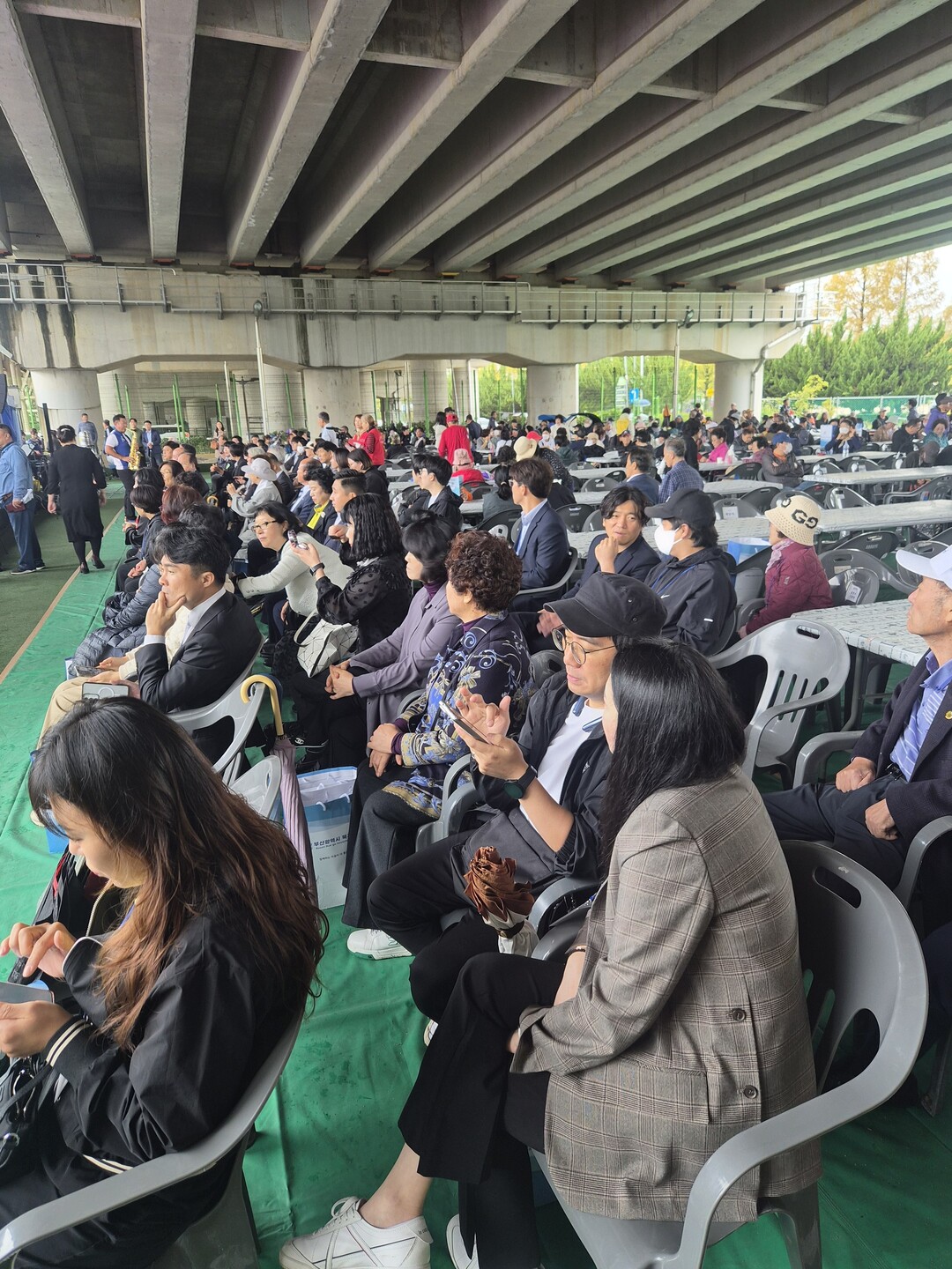 20일 부산 북구 화명생태공원 론볼경기장에서 &lsquo;2026부산북구장애인복지증진대회&rsquo;에 1000여명에 달하는 장애인들이 대거 참석, 행사에 집중하고 있다. 남해안고속도로 낙동대교 아래 위치한 이 론볼경기장은 전혜의 입지여건으로 이날 비가 내렸는데도 별다른 차질없이 행사가 순탄하게 진행됐다.