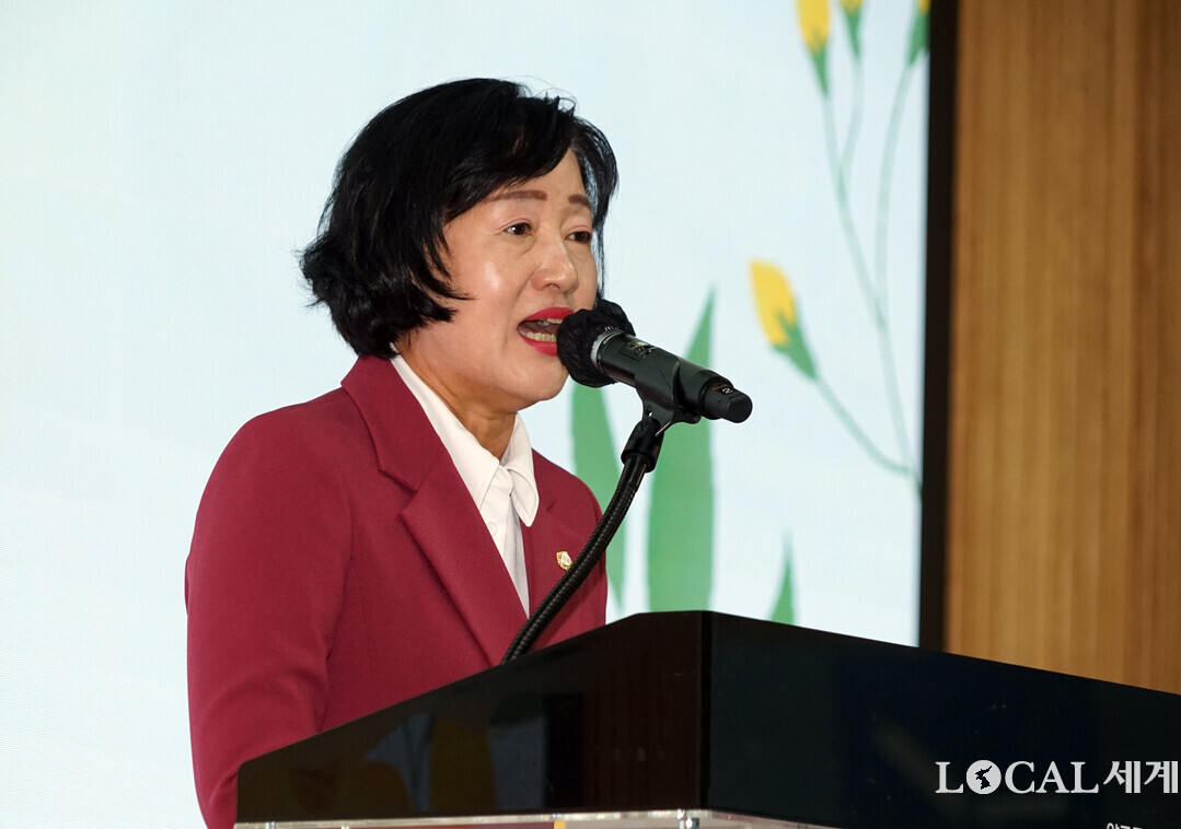 김정미 군의장이  &lsquo;제26회 양구군 양성평등대회&rsquo;에서 축사를 하고 있다