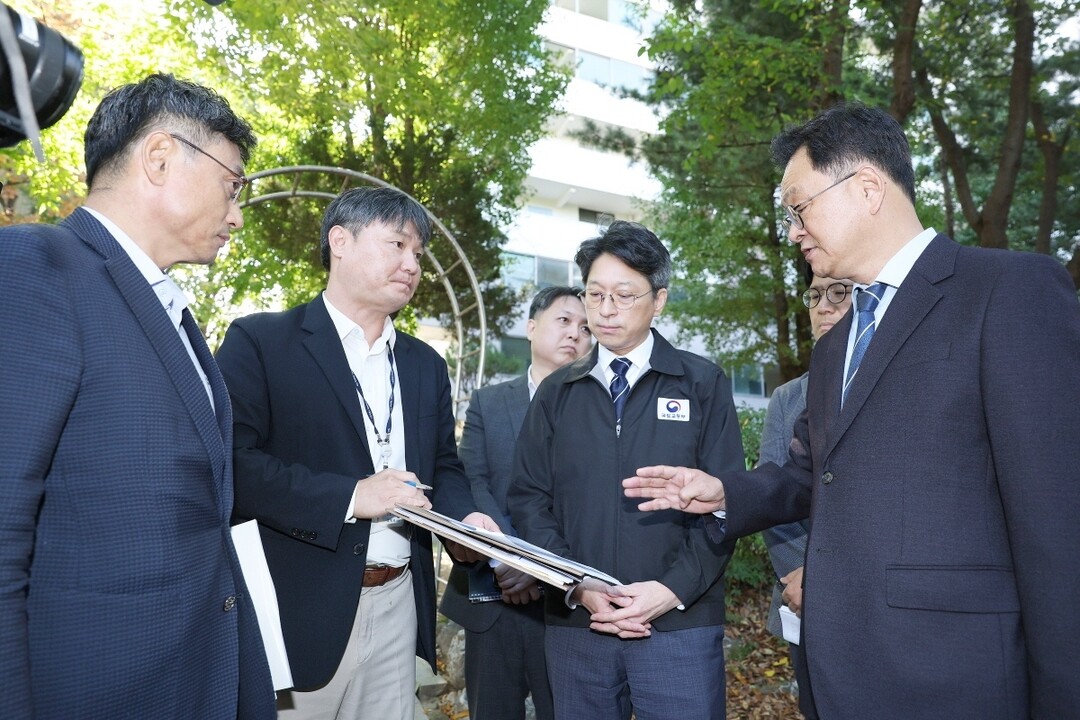 민경선 고양특례시장이 홍지선 국토교통부 장관을 비롯한 관계자들과 일산 선도지구인 백송마을 현장을 점검하고 있다.
