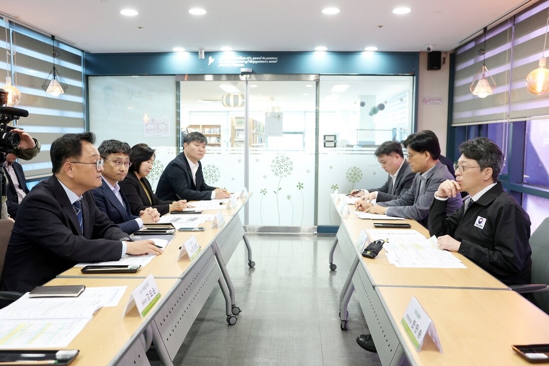 민경선 고양특례시장이 홍지선 국토교통부 장관을 비롯한 관계자들과 노후계획도시 정비사업 추진을 위한 협력 방안을 논의하고 있다.