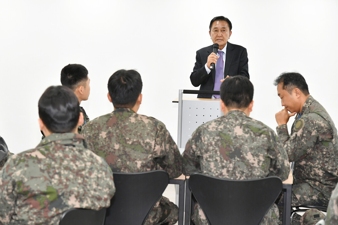 김세훈 군수가 AI 아카데미 교육 