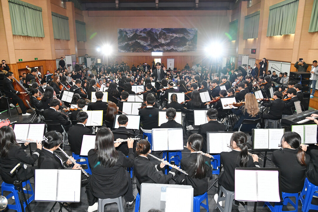 사내초등학교 소리누리 축제가 21일 사내초등학교 체육관에서 김세훈 군수를 비롯해 김동완 김명진 김은경 박진천 최호기 군의원, 사내초교 학생, 지역주민들이 참석한 가운데 열렸다.(화천군청 제공)