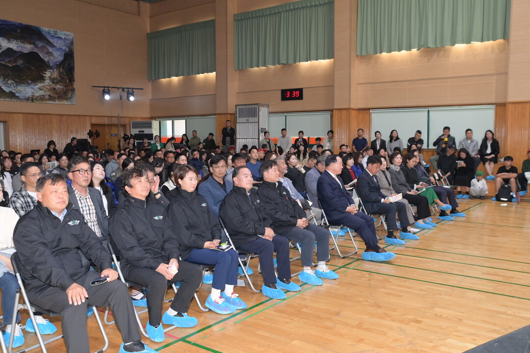 화천군의회 의원들이 &lsquo;2026 사내초등학교 소리누리축제&rsquo;에 참석해 학생들의 공연을 감상하고 있다(화천군청 제공)