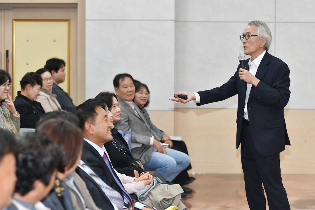 시사평론가 정관용 씨가 인문학 강의를 하고 있다(화천군청 제공)