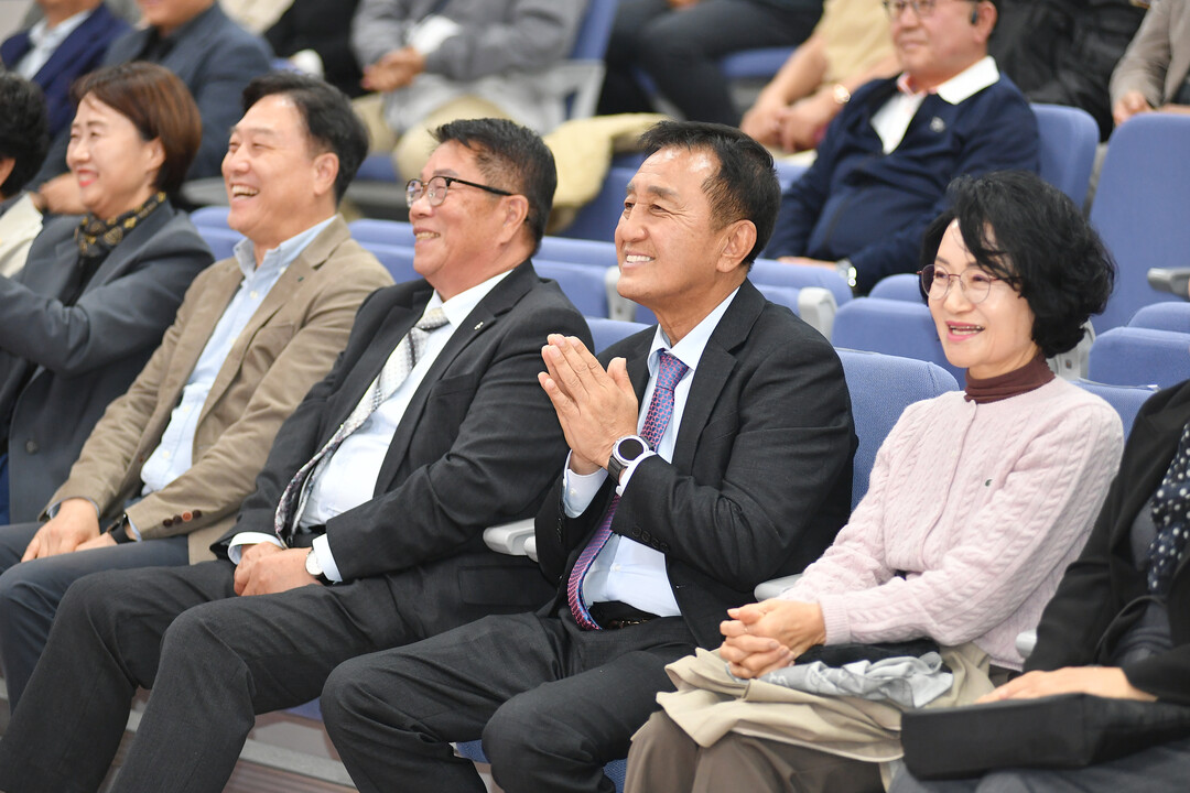 김세훈 군수 내외, 조웅희 의장, 김동완 의원 (오른쪽부터)등이 화천군 10월 인문학 강연을 청취하고 있다(화천군청 제공)