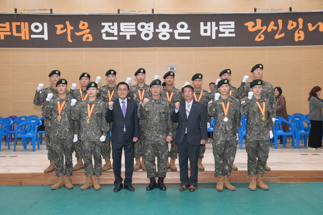 화천군의회 조웅희 의장(오른쪽에서 세번째)이 &lsquo;제15보병사단 신병 수료식&rsquo;에서 기념촬영을 하고 있다(화천군의회 제공)
