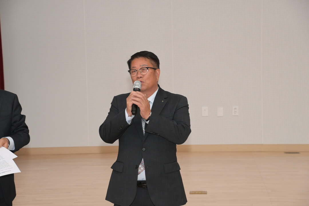 조웅희 의장이  &lsquo;정관용 교수 초청 화천 인문학 강연&rsquo;에 참석해 인사말을 하고 있다(화천군의회 제공)