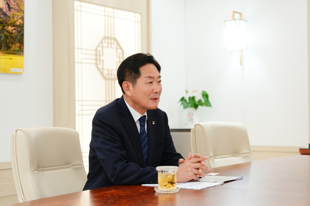 조용호 오산시장(좌측)과 윤호중 행안부 장관(우측)이 면담하고 있다. 오산시 제공
