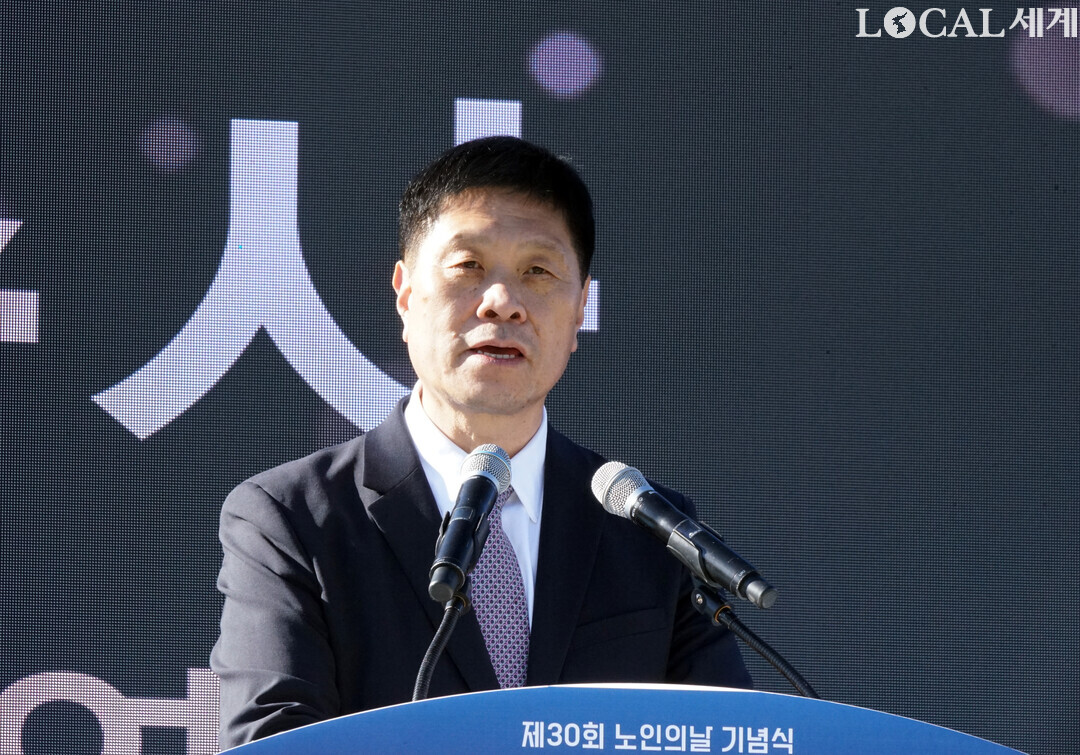 김영수 행정부지사가  &lsquo;제30회 노인의 날 기념식 및 제16회 강원어르신 한마당 축제&rsquo;에서 축사를 하고 있다