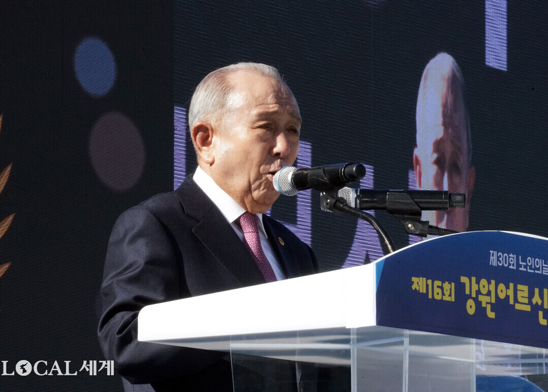 이건실 노인회장이  &lsquo;제30회 노인의 날 기념식 및 제16회 강원어르신 한마당 축제&rsquo;에서 기념사를 하고 있다