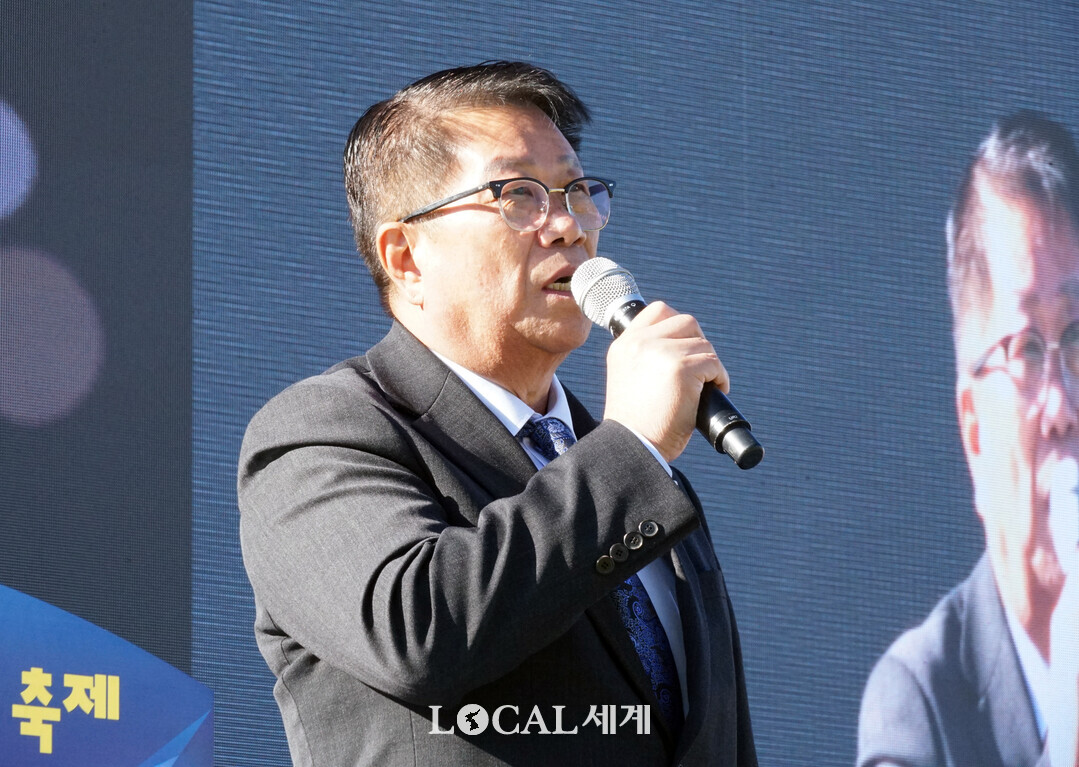 조웅희 화천군의회 의장이 &lsquo;제30회 노인의 날 기념식 및 제16회 강원어르신 한마당 축제&rsquo;에서 축사를 하고 있다