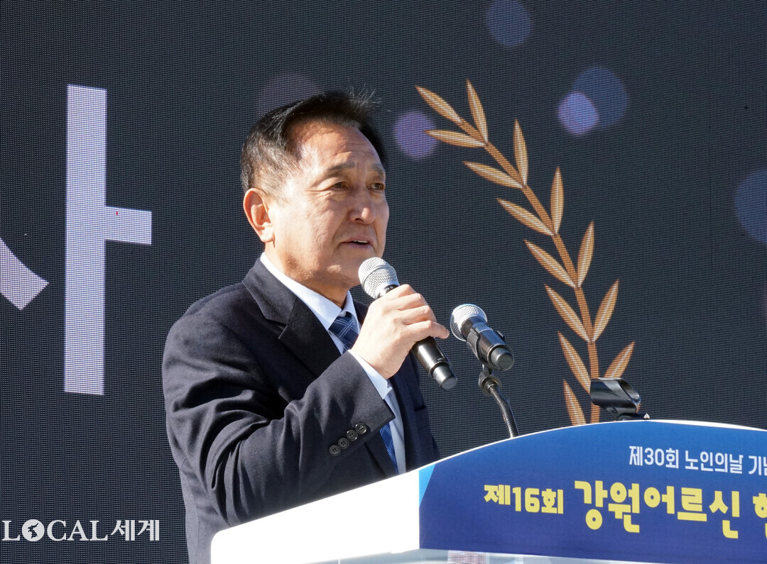 김세훈 군수가  &lsquo;제30회 노인의 날 기념식 및 제16회 강원어르신 한마당 축제&rsquo;에서 환영사를 하고 있다
