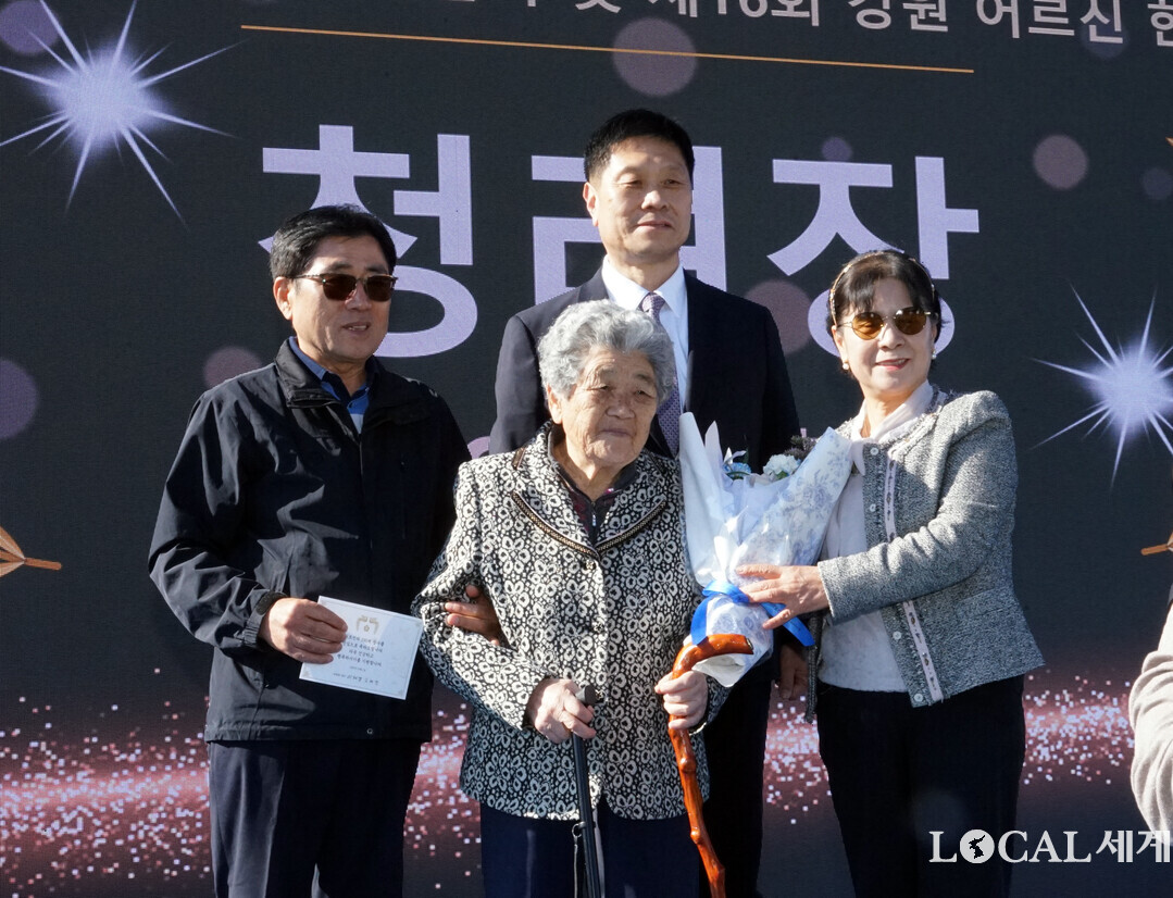  &lsquo;제30회 노인의 날 기념식 및 제16회 강원어르신 한마당 축제&rsquo;에서 청려장을 받은 이계훈 씨 가족