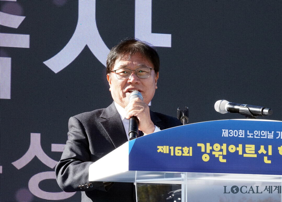 홍성기 도의회 부의장이  &lsquo;제30회 노인의 날 기념식 및 제16회 강원어르신 한마당 축제&rsquo;에서 축사를 하고 있다