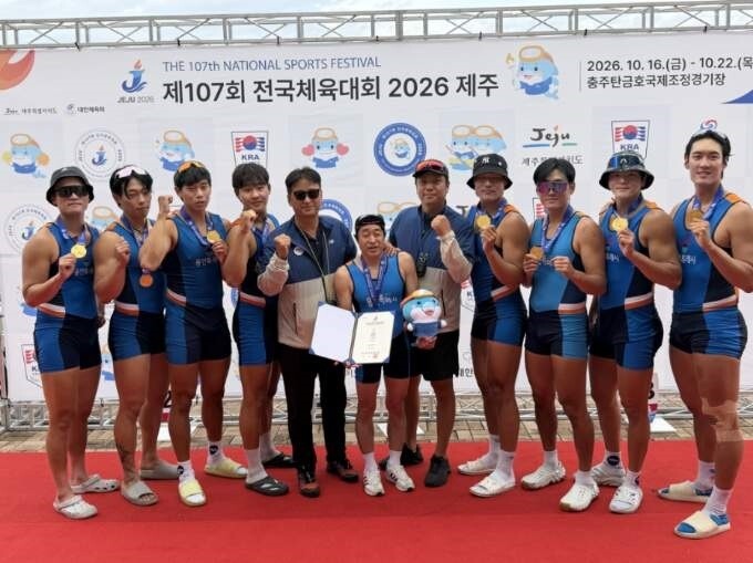 제107회 전국체전에서 금메달을 딴 용인특례시 조정팀 소속 선수들.
