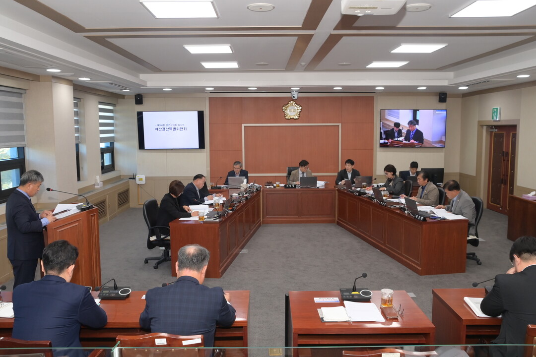 제300회 화천군의회(임시회) 제1차 예산결산 특별위원회가 열리고 있다(화천군의회 제공)