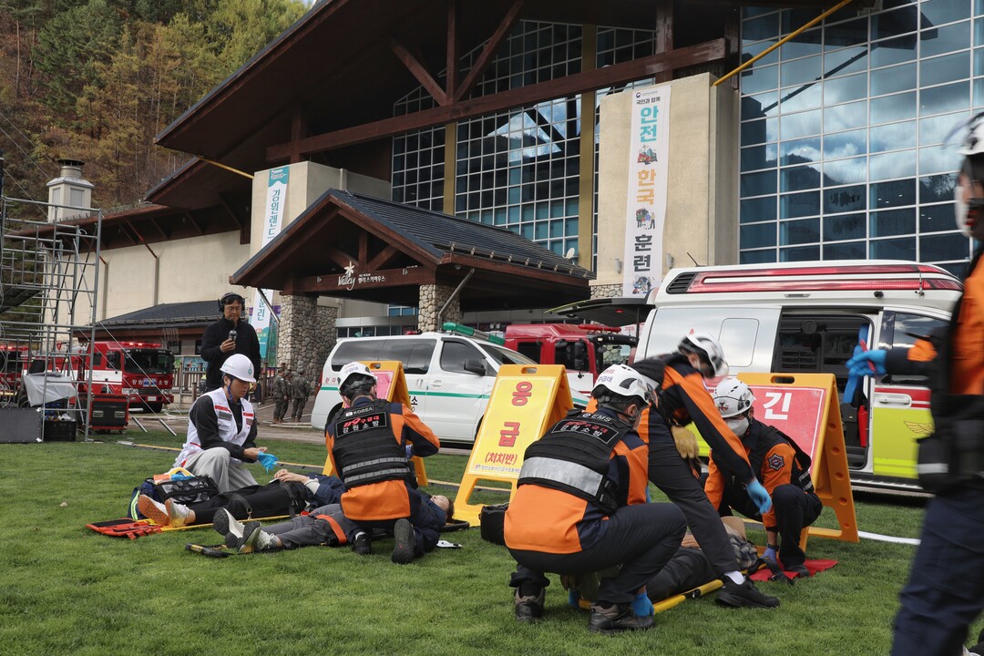 지진 화재 대비 복합 재난훈련 현장 응급환자 구조 및 CPR.