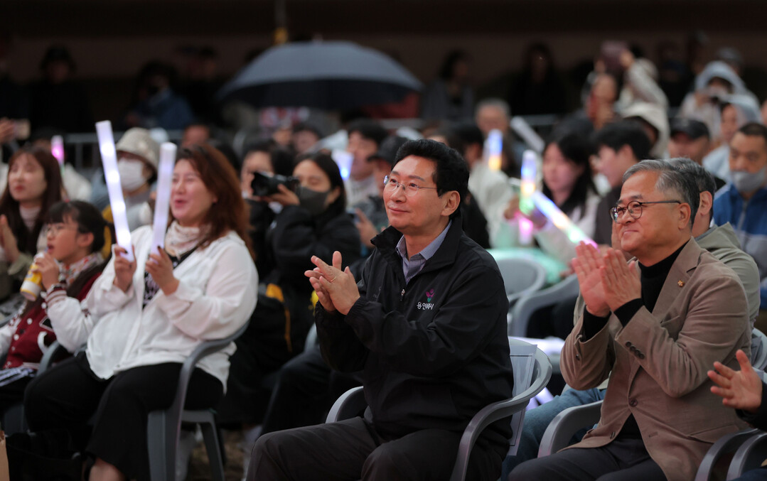 이상일 용인특례시장이 24일 신갈오거리 도시재생 거리축제에서 공연을 관람 하고 있다.