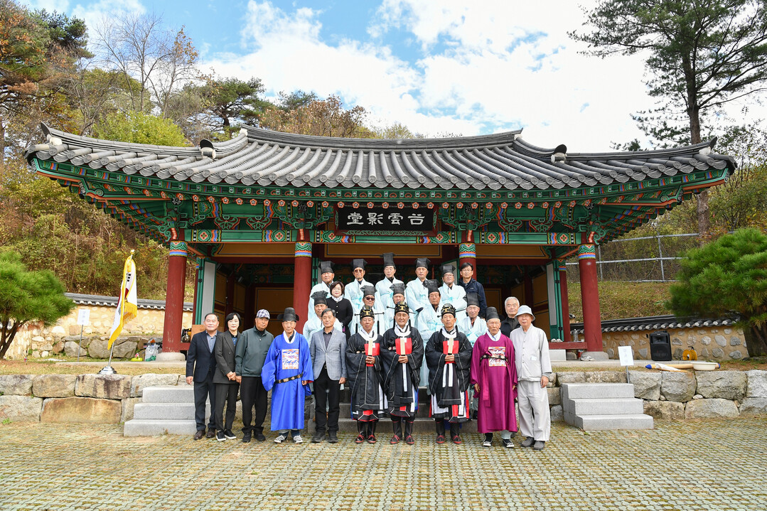  제21회 곡운 김수증 추모제가 25일 사내면 곡운영당에서 김세훈 화천군수, 사내면 유도회 관계자 등이 참석한 가운데 열렸다. (화천군청 제공)