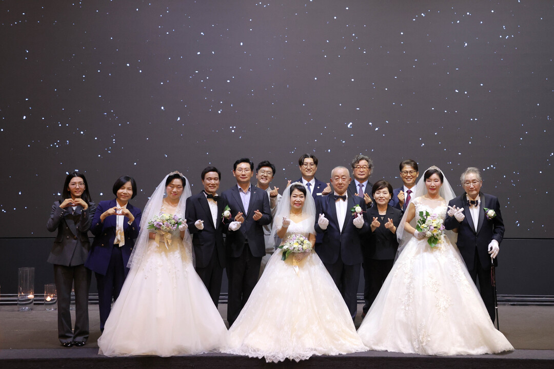 26일 기흥아이씨티(ICT)밸리에서 리마인드 웨딩 &lsquo;황혼의 프러포즈&rsquo; 행사가 열렸다. 용인시 제공