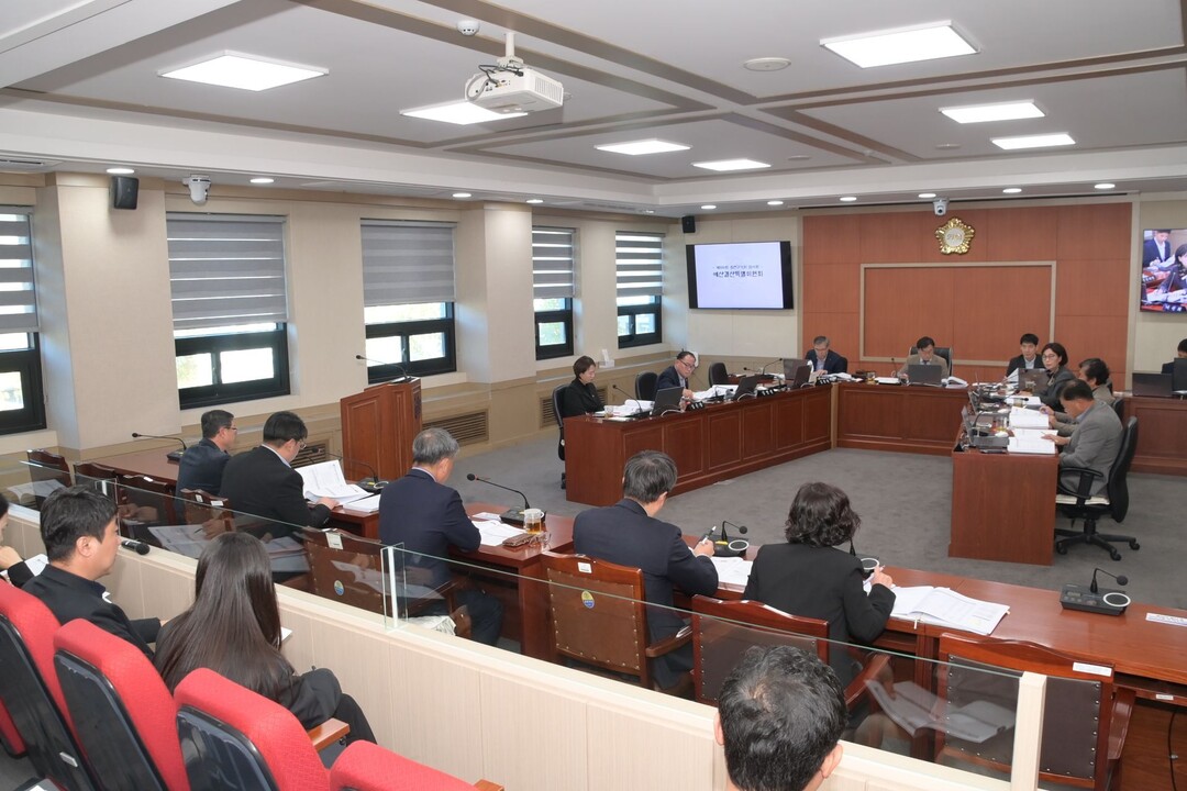 화천군의회 제300회 임시회 제2차 예산결산 심사특별위원회가 열리고 있다(화천군의회 제공)