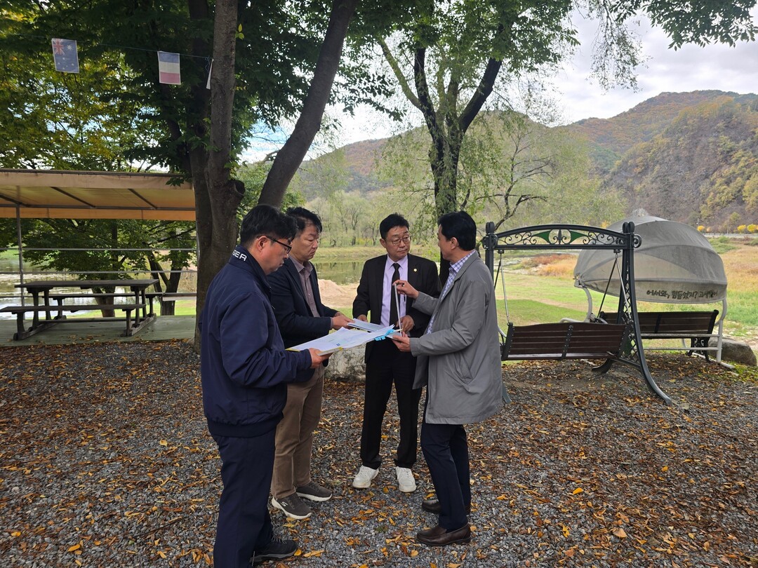  김학조 의원(오른쪽에서 두번째)이 영월지역 국도&middot;국가지원지방도 건설사업 현장을 방문해 추진현황을 점검하고 원활한 사업 추진 방안을 논의했다.(강원도의회 제공)